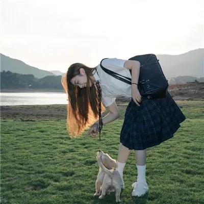 戴流苏耳环的少女